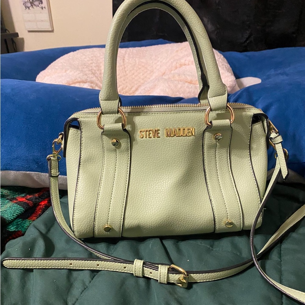 Steve Madden Green Purse. Crossbody or you can use it with the smalll handles.